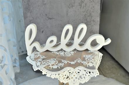 Drevený nápis hello,