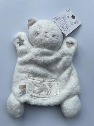 Roztomilá maňuška mačičky, 