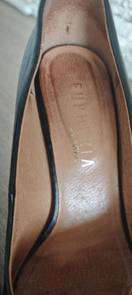 Elegantné čierne celokožené lodičky, 39