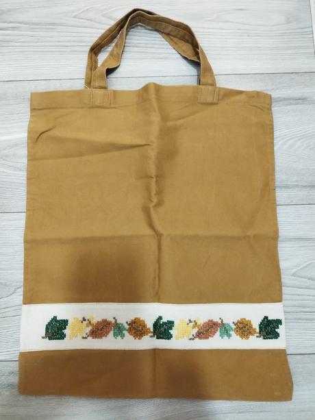 Rucne sita a vysivana starsia pevna taska, 