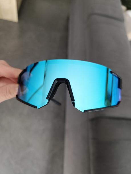 Športové slnečné okuliare azurovo- modré,