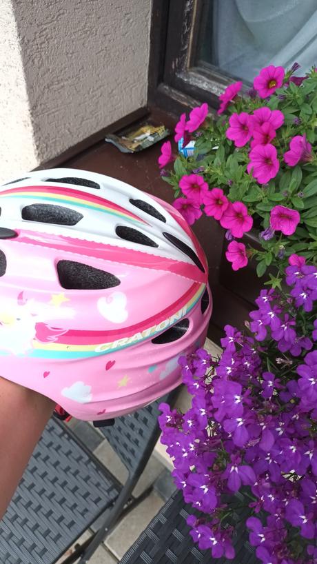 Kvalitná blikajúca značková prilba m 53-58 cm, m