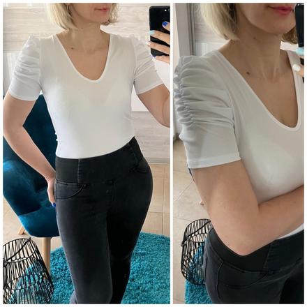 Vrúbkované tričko s nariasenými rukávmi biele, m / s