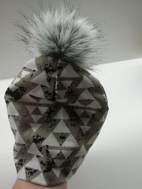 Brmbolcová čiapka top stav, 68