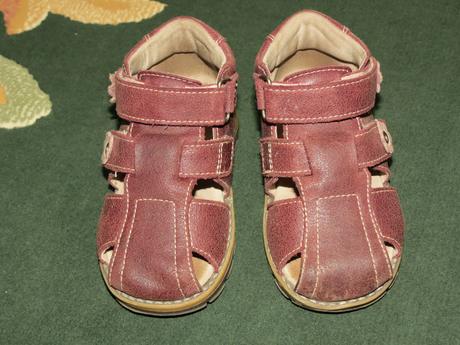 Pegres malo nosené sandálky, 22