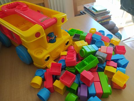 Vozík so stavebnicou zn. fisher price,