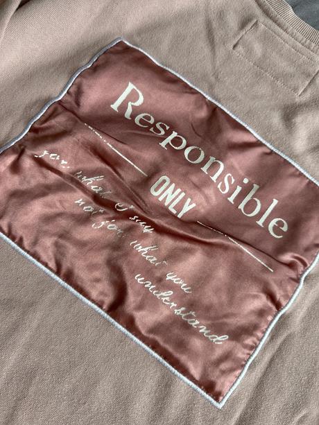 Ružová mikina s nápisom na chrbte, s