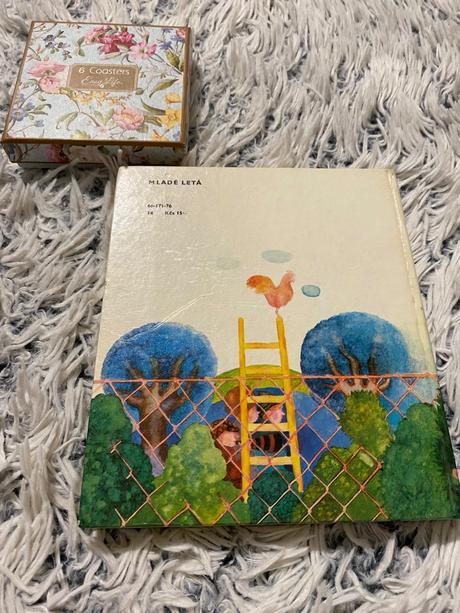 Stará retro kniha na záhradnej ulici je rušno 1976,