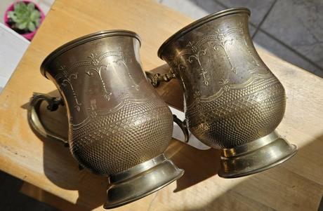 Pár zdobených mosadzných džbánov / pohárov, orient, 