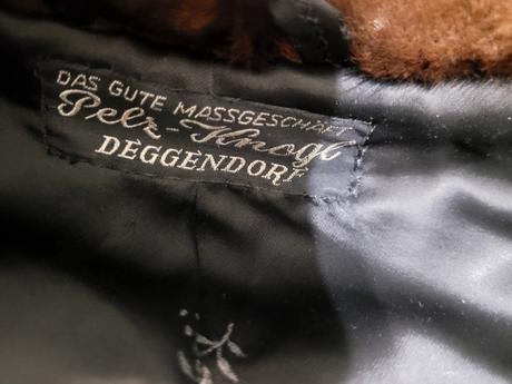 Elegantný čierny karakulový kožuch s hnedým golier, l