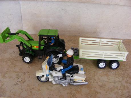 Traktor s prívesom a policajt na motorke, 