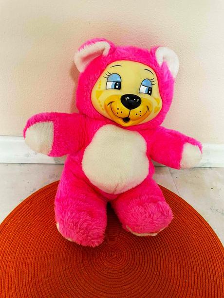 Veľký plyšový macík, 