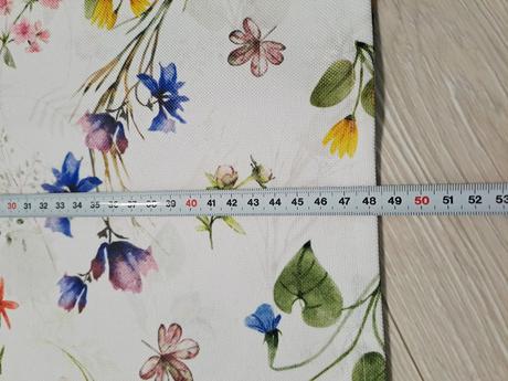 Behúň dlhý kvety,