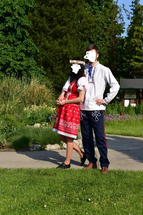 Folklórne ľudové šaty, s
