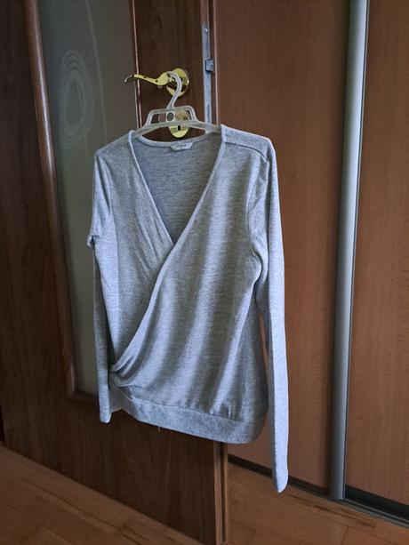 Sivý dámsky prekladany svetrik, s