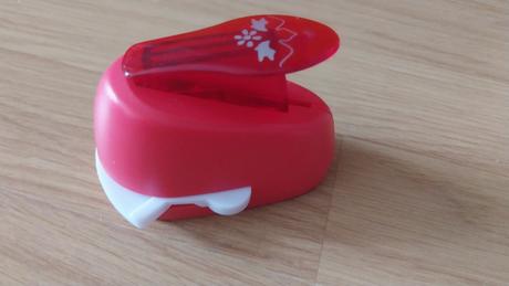 2 stredne vysekavacky na papier, 