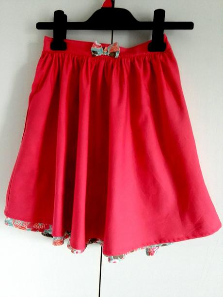 Sukienka broskynová, kvetovaná podšitá vel. 134,, 134