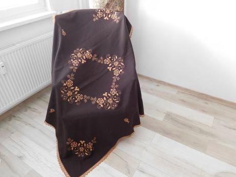 Obrus vyšívaný čokoládovej farby ručná výšivka., 