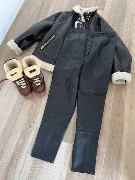 Nohavice s efektom kože, s