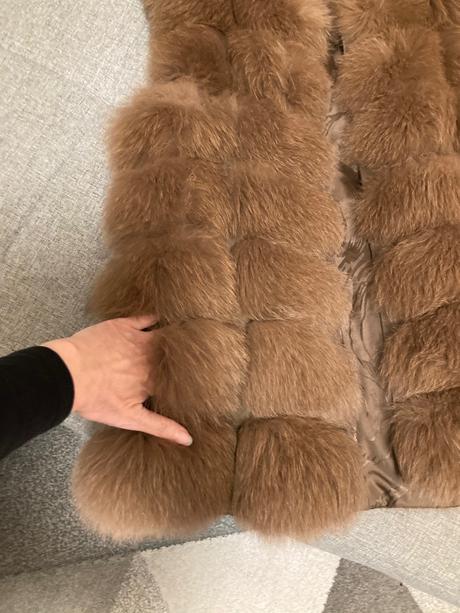 Vesta z pravej kožušiny, s