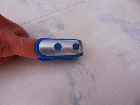 Hlinikový stabilizátor prsta,