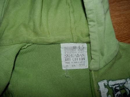 S kapucou a napisom, 104