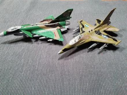 Stíhačky vydavaju zvuk a blikaju - cena spolu,