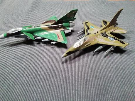 Stíhačky vydavaju zvuk a blikaju - cena spolu,