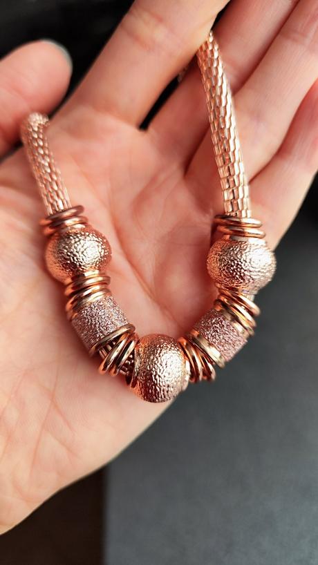 Náhrdelník medenej farby,