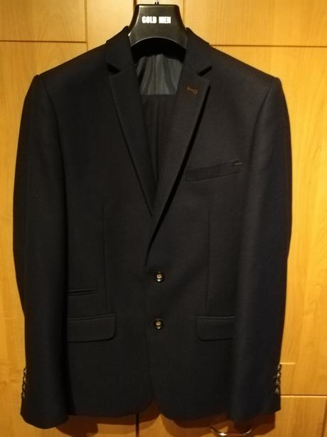 Jedenkrát oblečený pánsky oblek, 48