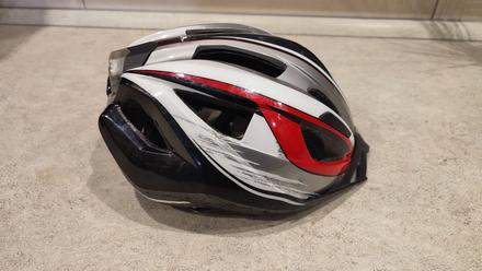 Cyklisticka prilba, s