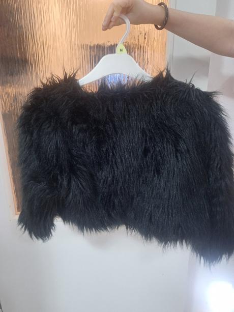 Spoločenské šaty a chlpate bolerko, 