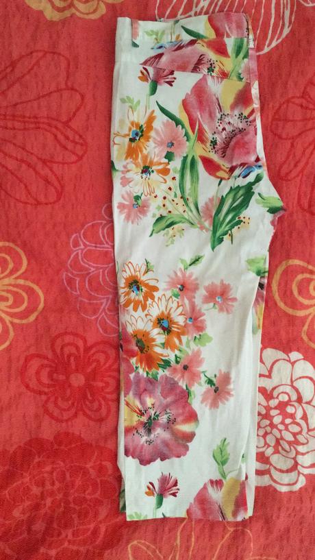 Dámske elgantné trojštvrťové nohavice s kvietkami, m