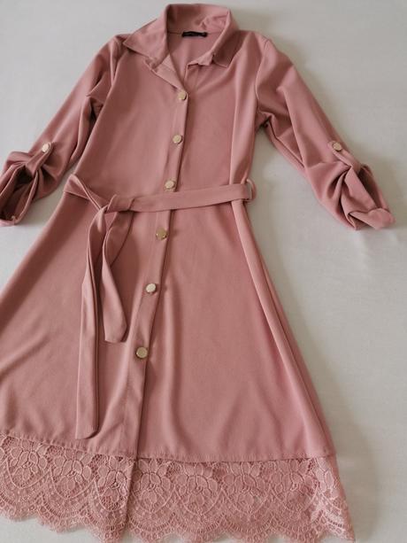 Šaty bledoruzove z butiku s čipkou, 