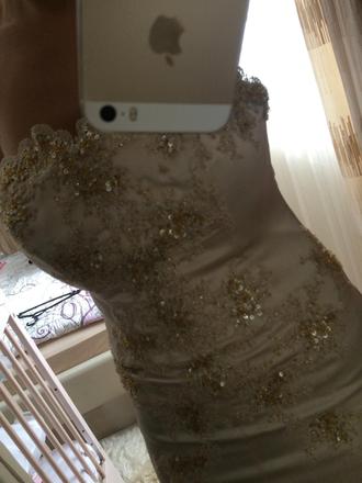 Svetlo zlaté šaty, s