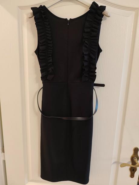 Krátke čierne elastické šaty, 38