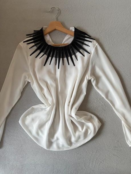 Elegantná biela blúzka s výrazným čiernym golierom, s