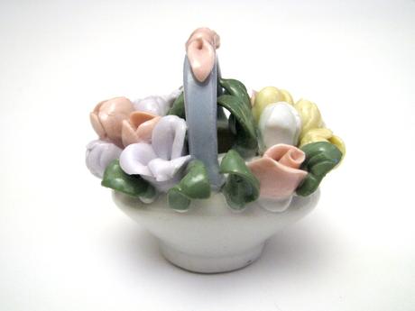 Mini porcelánová soška - košík s kvetmi,