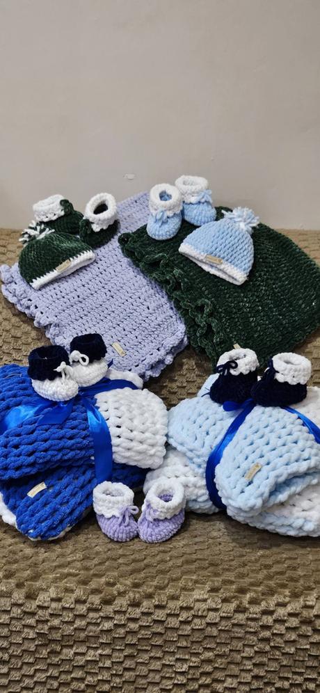 Predám handmade hačkované čiapky, deky, oblečenie, <50