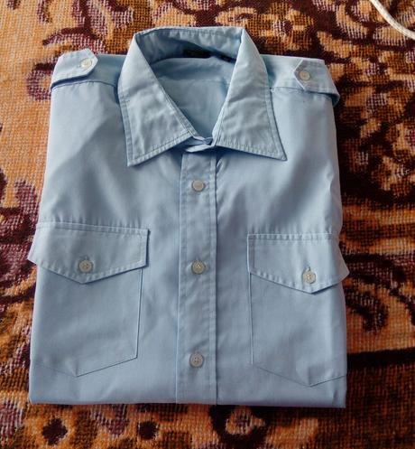 Bledomodrá košeľa, 44