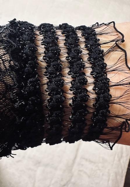 Krásna čierna blúzka s čipkou a tylom zn. magenta, m