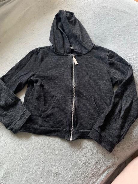 Dievcenska mikina, 146