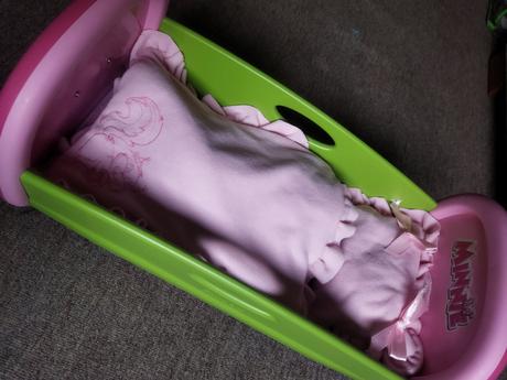 Postieľka pre bábiku minnie, 