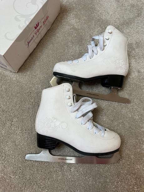 Dievčenské ľadové korčule, crowned,34