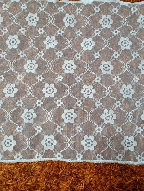 Malá záclonka s čipkou, 