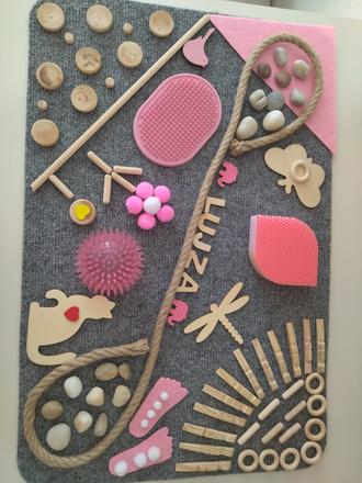 Senzomotoricky koberček s menom., 