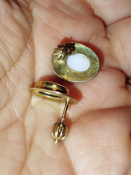 Zlaté náušnice s opalom,