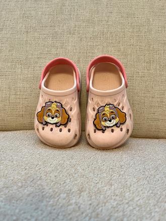 Crocs slapky labkova patrola, 23