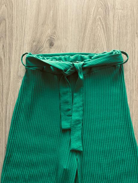 Štýlové plisované nohavice značky green apple,