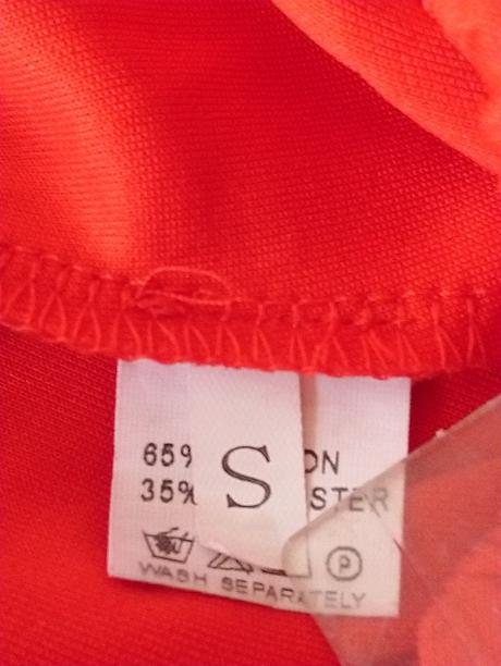 Červené tepláky s čierny a bielym pásikom, s